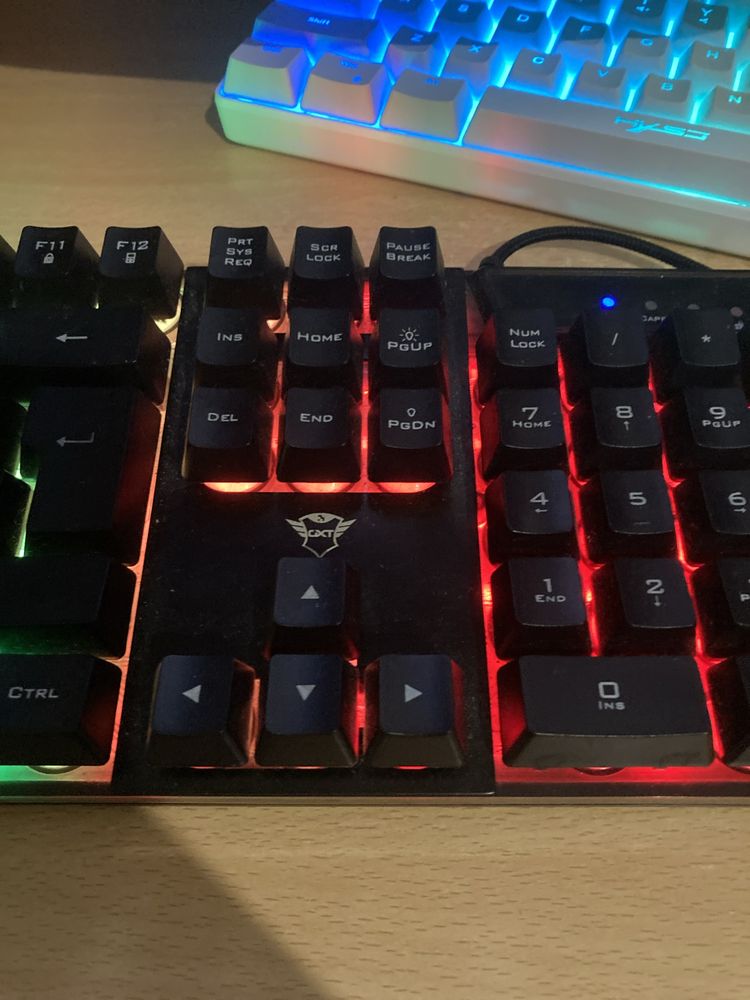 Teclado gamer GXT 838 semi mecanico