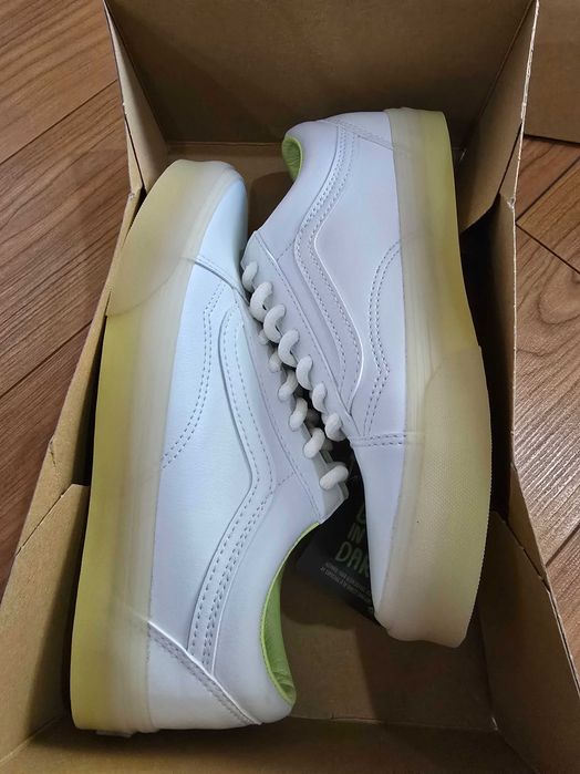 Vans em couro baixas Old skool unissexo! Sola fosforescente!