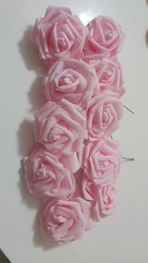 Róże piankowe 8 cm na druciku kolor pudrowy róż  10 sztuk