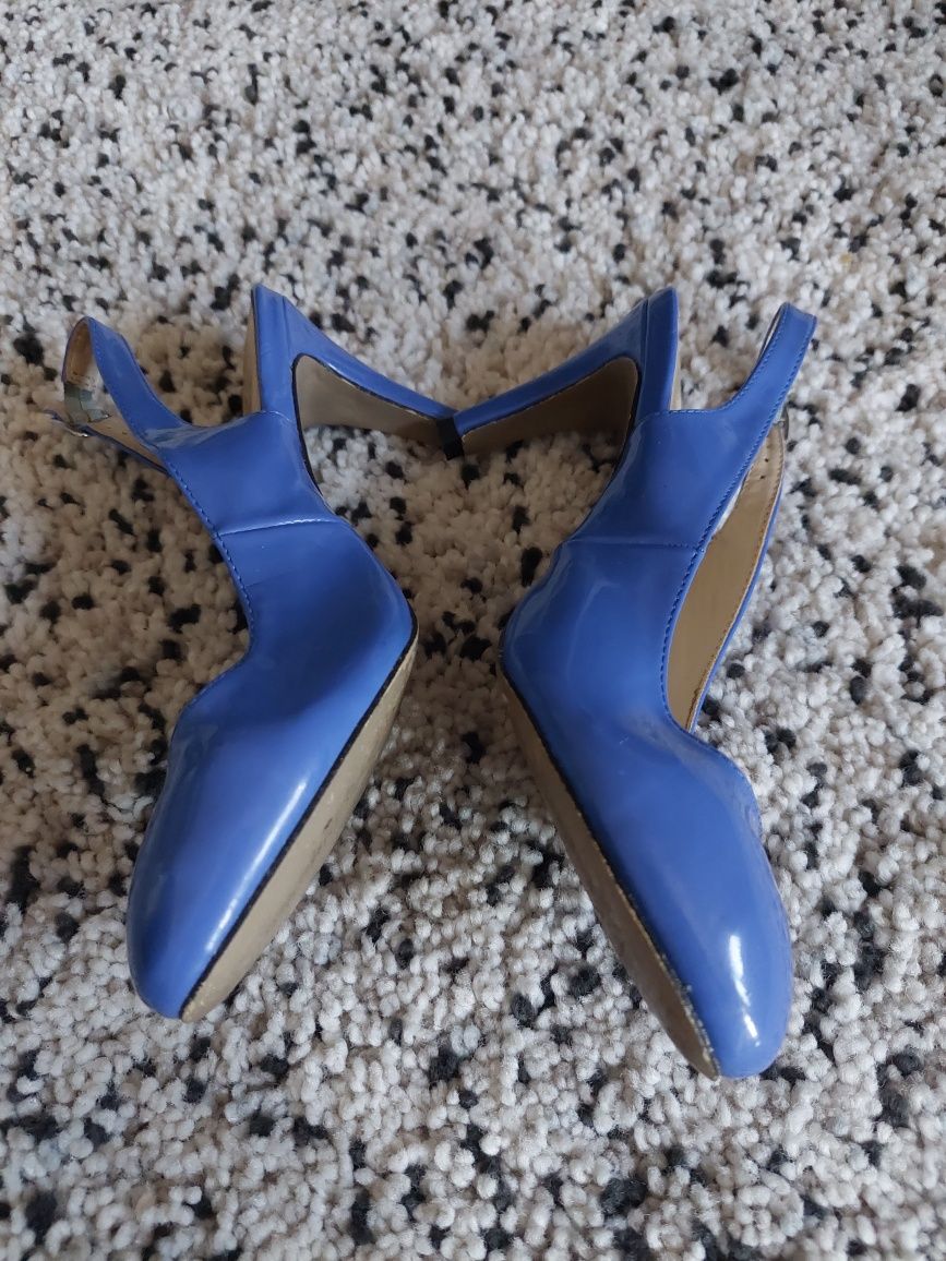 Sapatos de salto azul