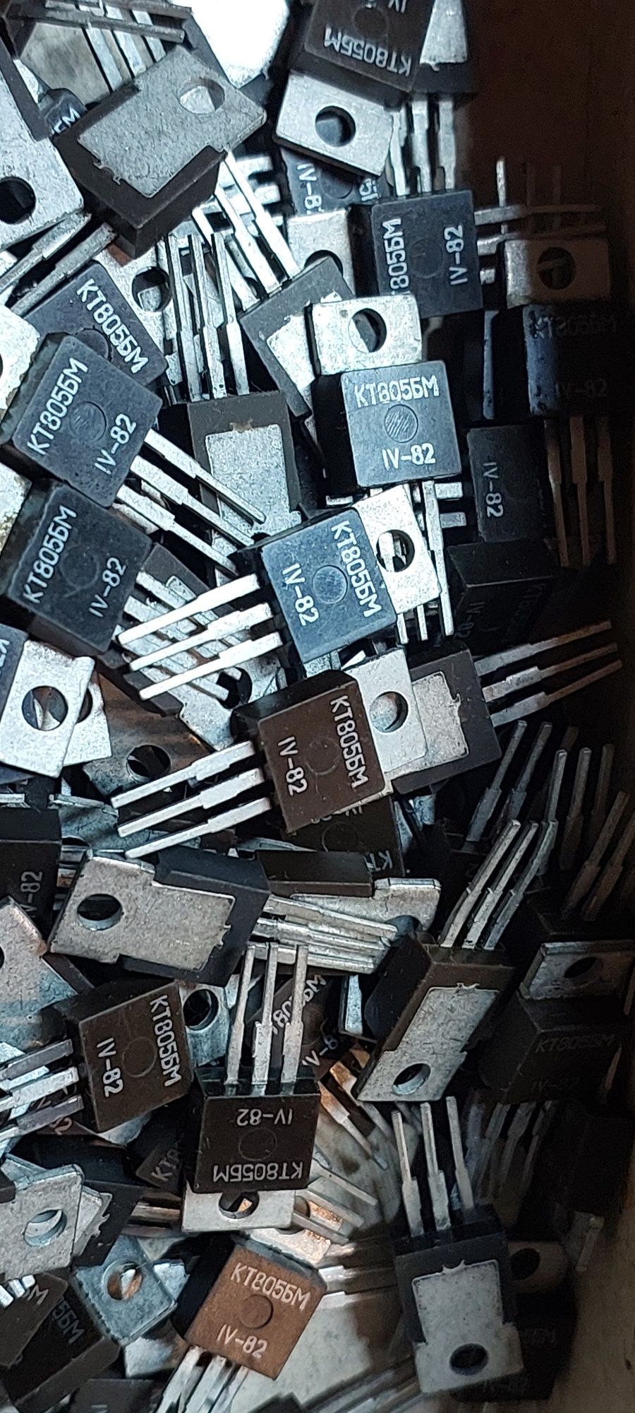 Транзистор КТ805БМ