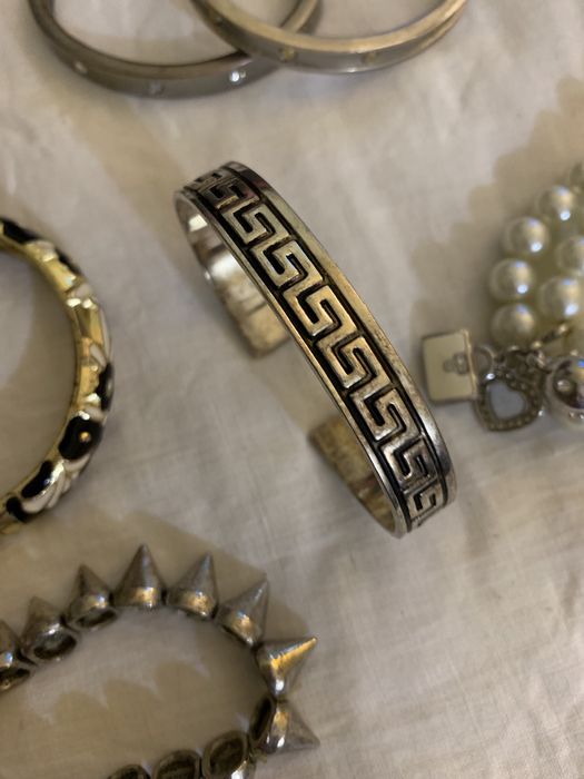Pregadeiras em pano artesanais e pulseiras