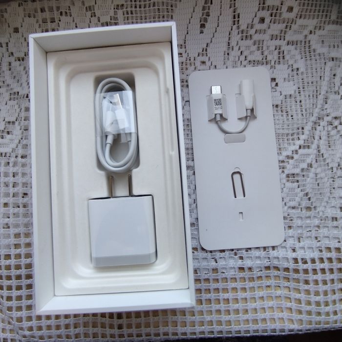 Телефон 8se xiaomi и два стекла запасных