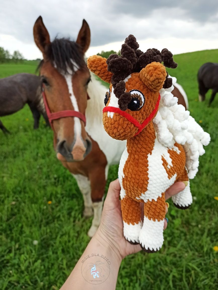 Koń - maskotka ręcznie robiona szydełkiem