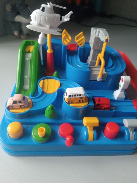 Трек з маленькими машинками