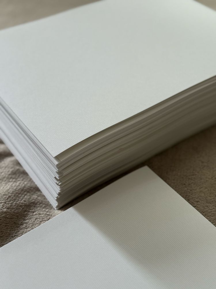 Prążkowany nowy biały papier do zaproszeń ślubnych