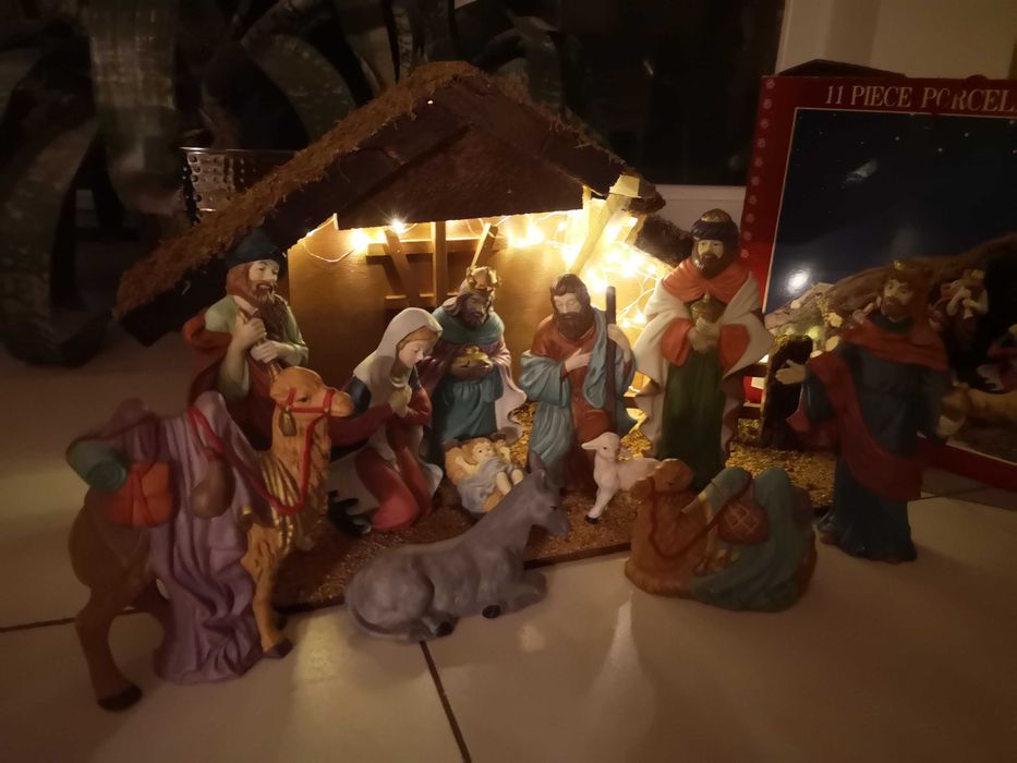 Stara drewniana szopka z wyjątkowymi porcelanowymi figurkami-unikat.