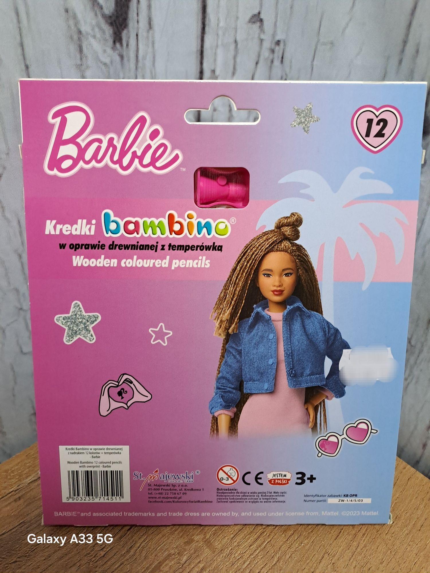Kredki bambino Barbie w oprawie drewnianej z temperówką.