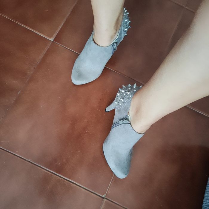 Botins Graceland Taupe 37 com apliques no calcanhar