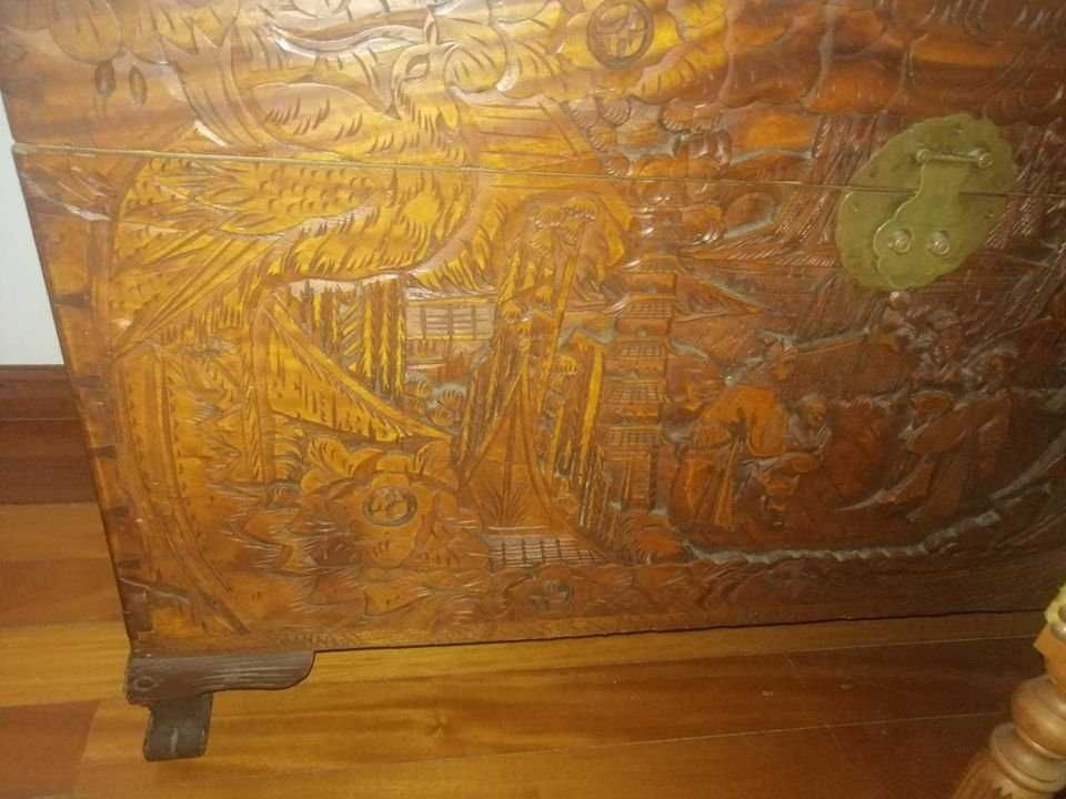 Móvel - Antiga Arca/Mala em madeira cânfora c/entalhes