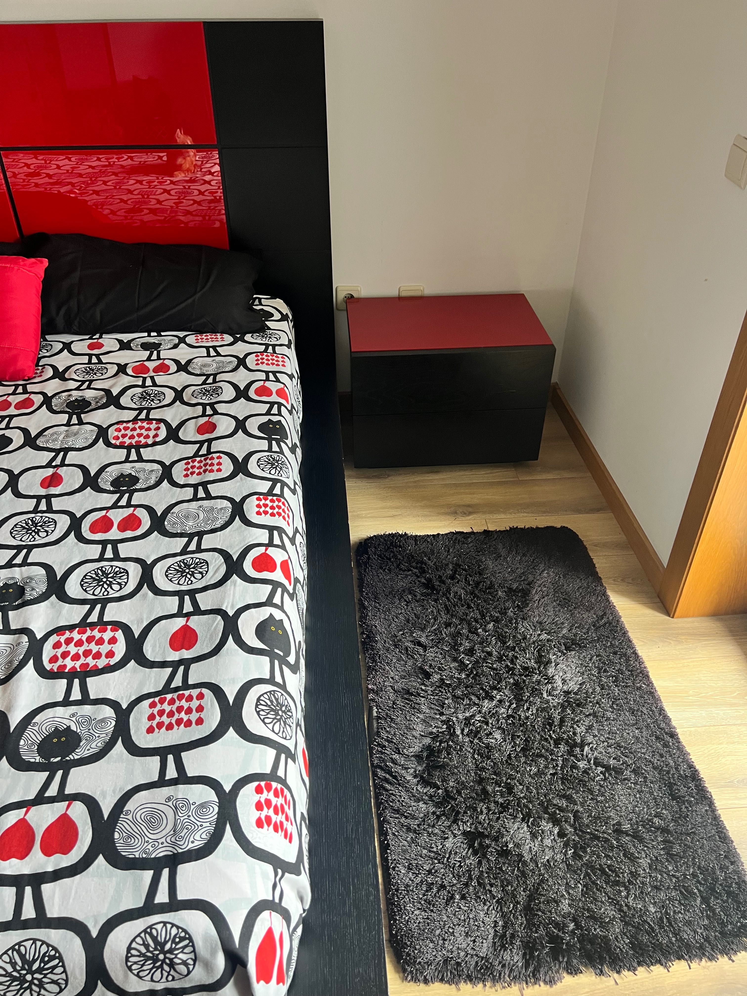 Cama casal c/ estrado + colchão + 2 mesas de cabeceira