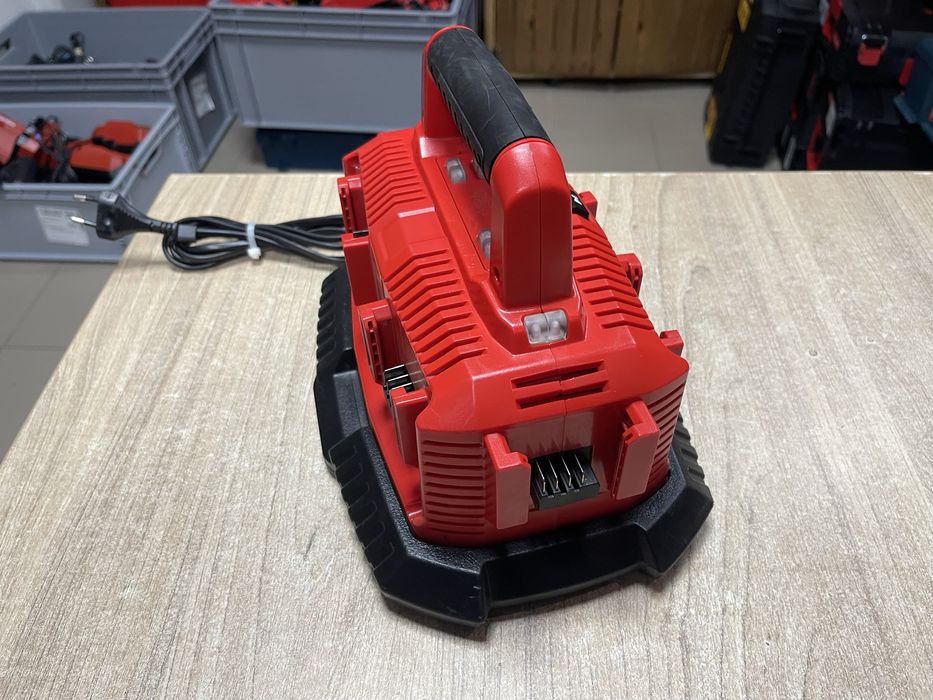 Milwaukee M1418C6 / зарядний пристрій Мілвокі на 6 портів