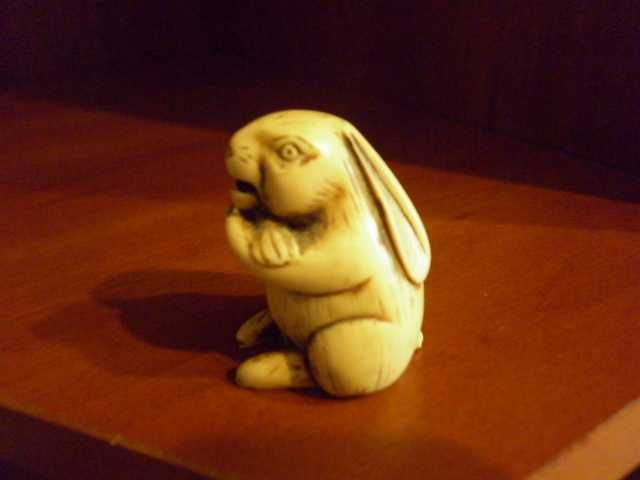 статуэтка Заяц Кролик с морковкой под нецке сувенир подарок