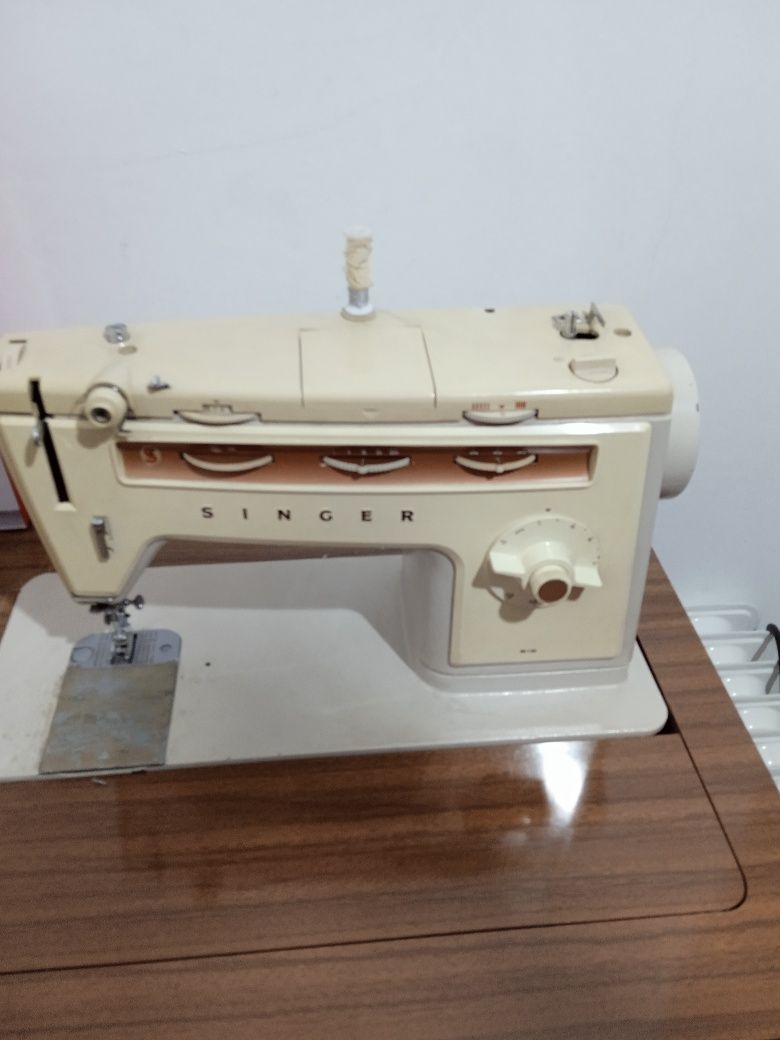 Vendo máquina de costura Singer com movel