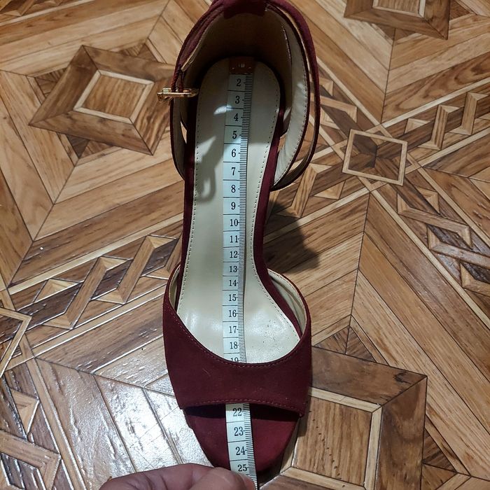 Босоножки новые цвет реальный