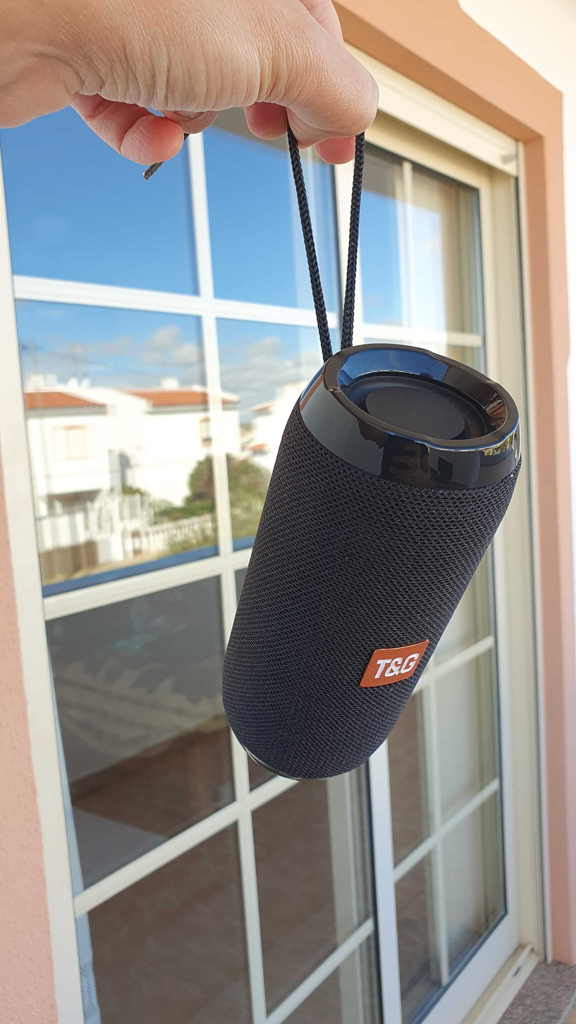 Altifalante portátil de 10 watts com som Bluetooth. Muito alto.