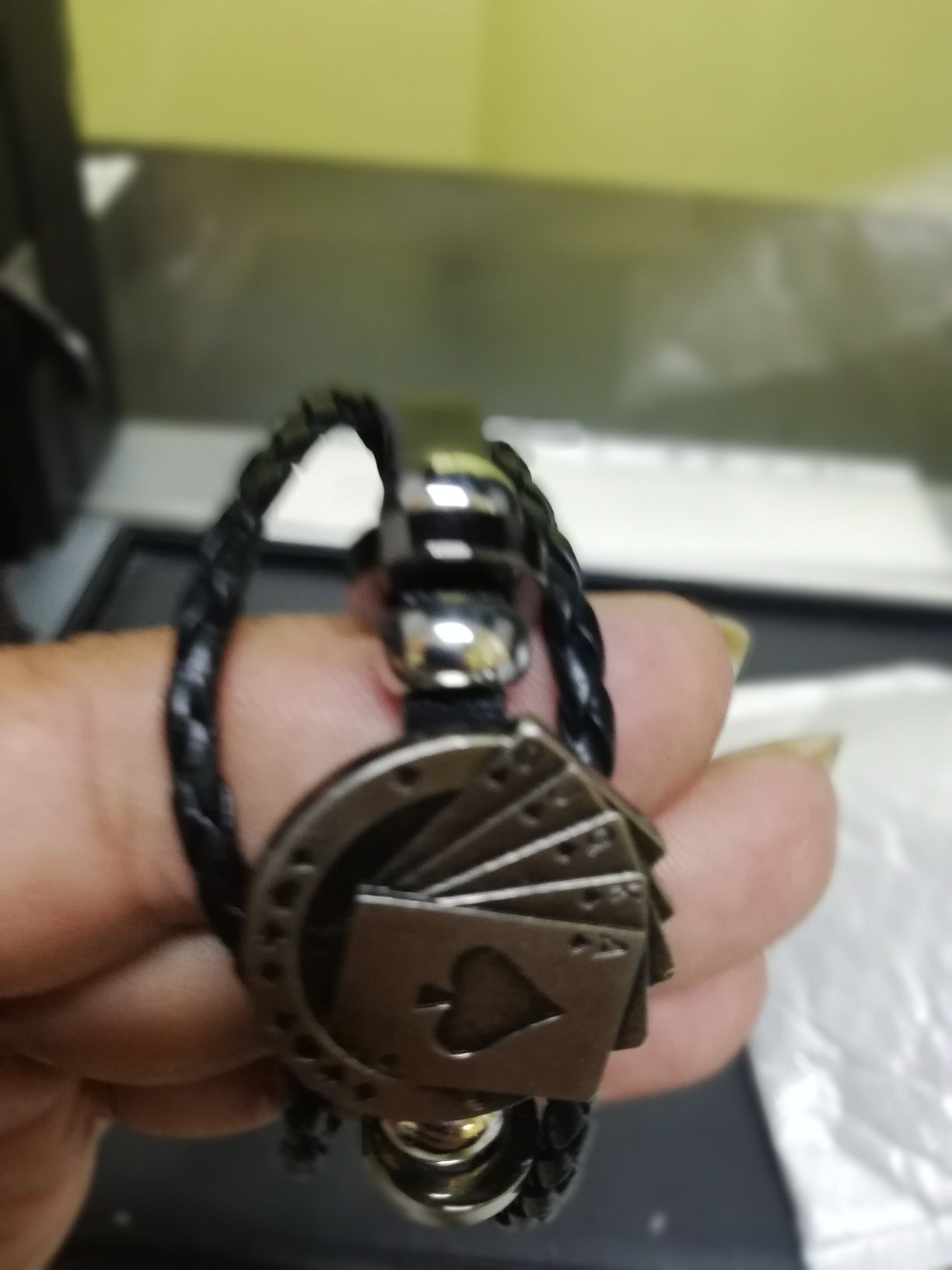 Pulseira com baralho de cartas