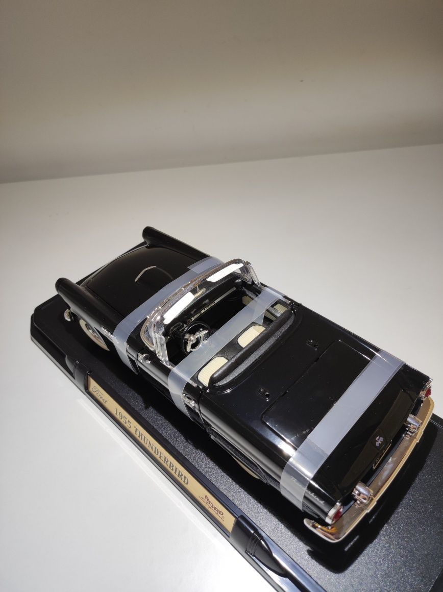 Ford Thunderbird rok 1955 1:18 Road Signature