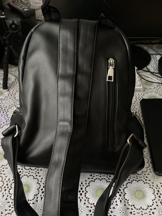 Чорний рюкзак з екошкіри