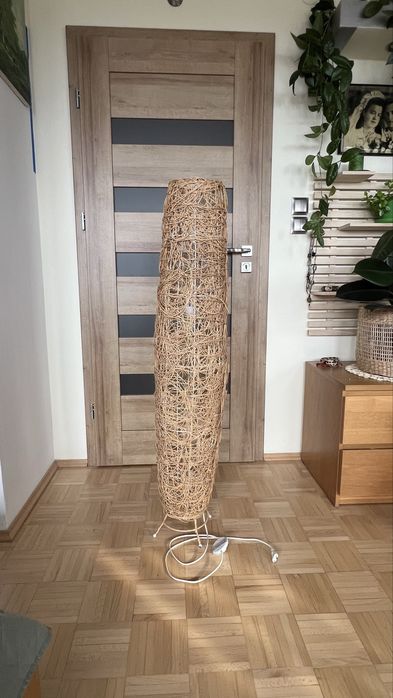 Lampa pleciona stojąca