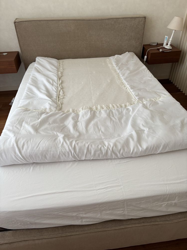 Cama estofada e estrado