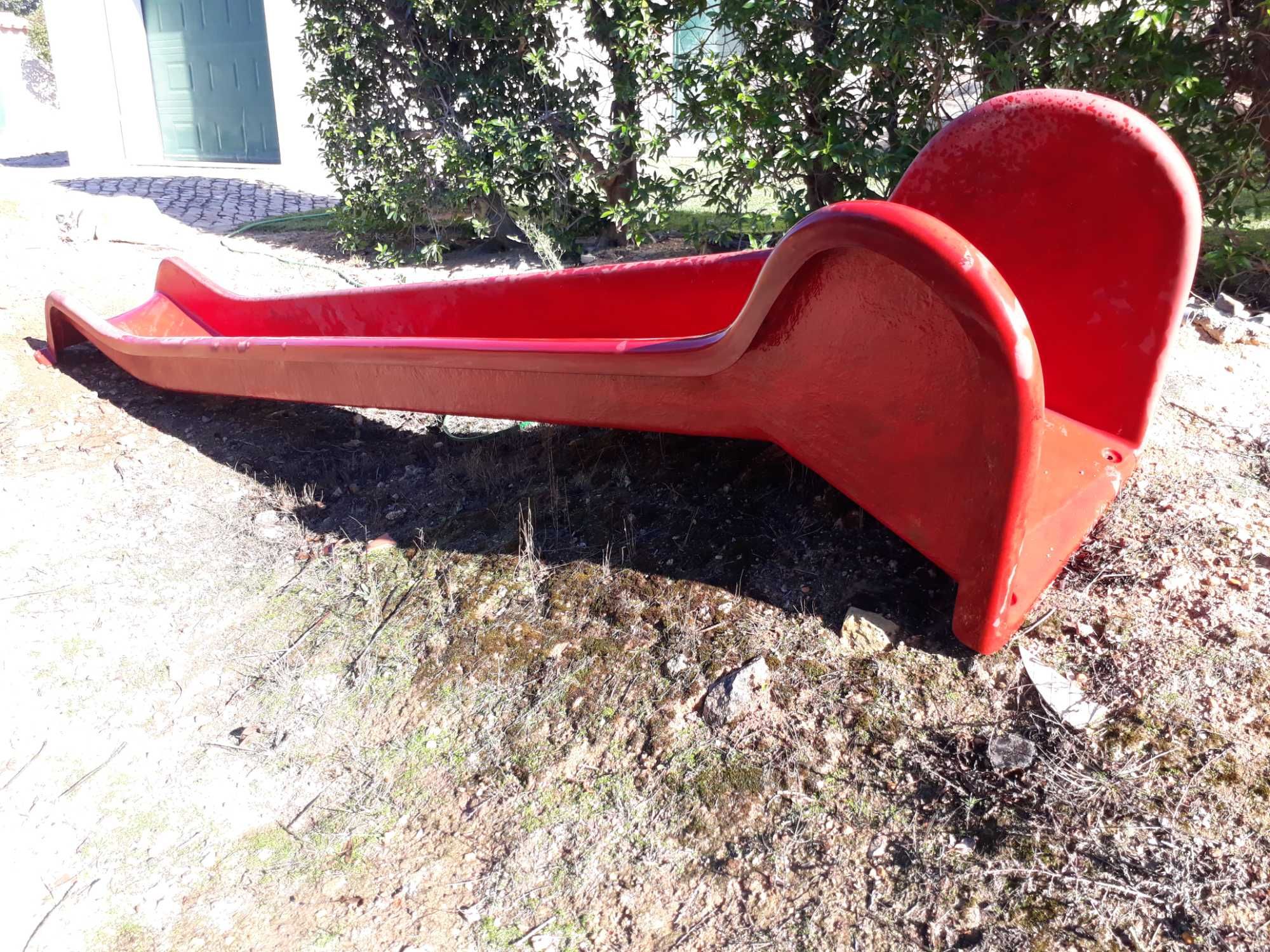 Vende-se escorrega em bom estado.