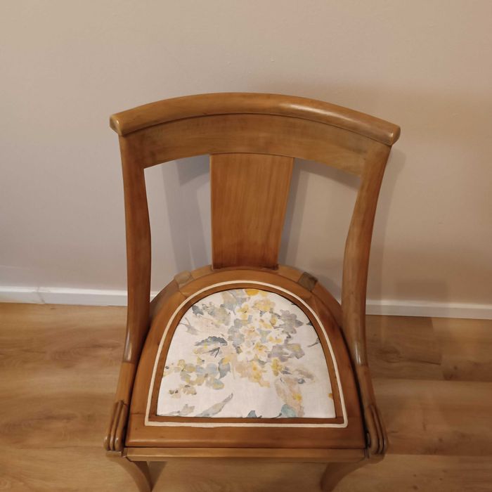 Cadeira de madeira renovada