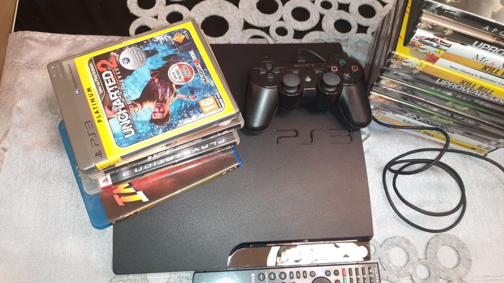 KOnsola PS3  320GB Z PIlotem Zestaw OKablowanie