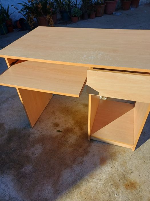 Secretária em  bom estado