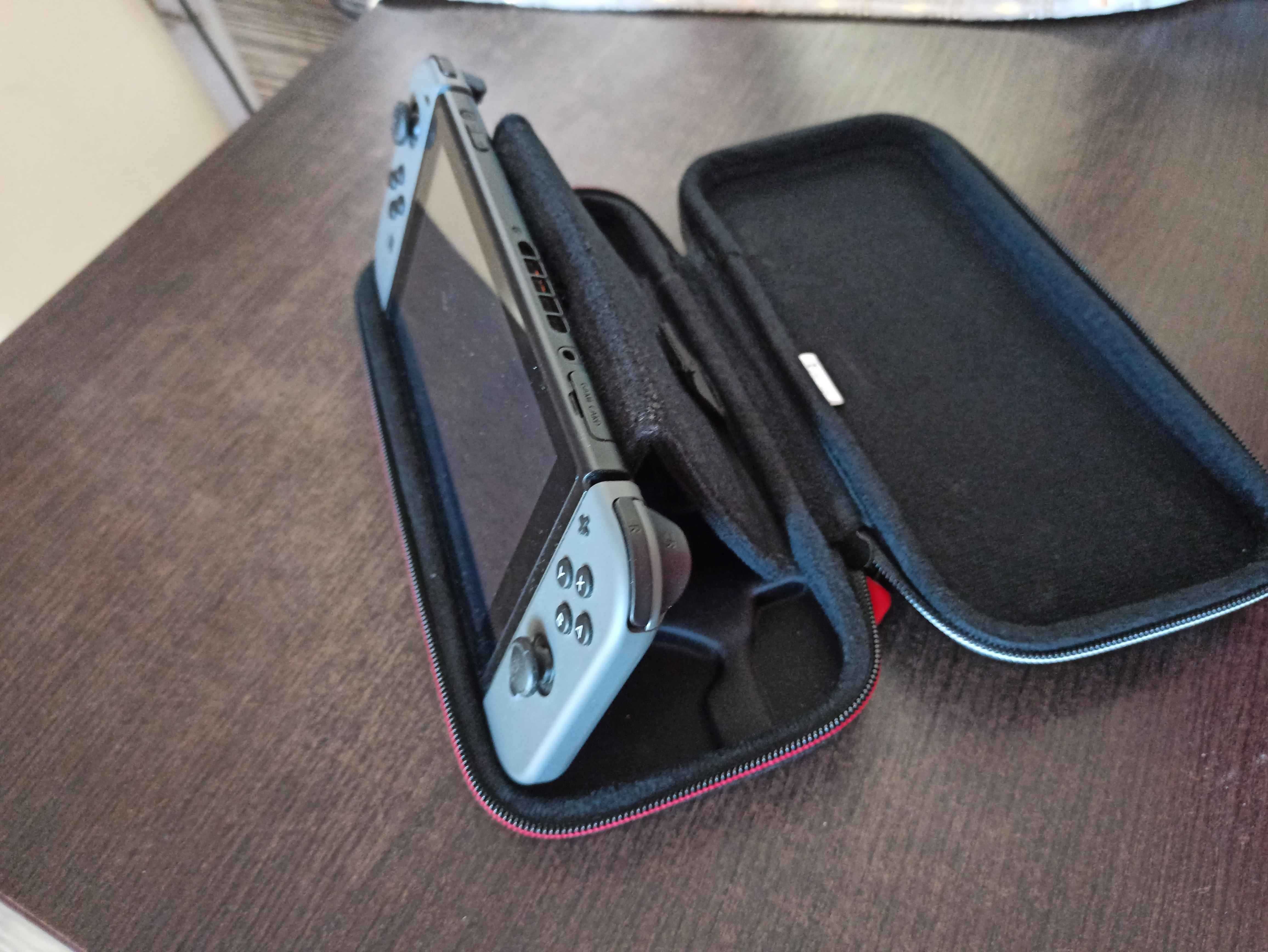 Nintendo Switch (ciemnoszary) + pokrowiec + gra + karta pamięci 128GB