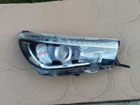 lampa przednia prawa Toyot Hilux 8
