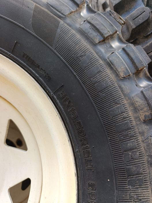 Só pneus 31/10.5 R15