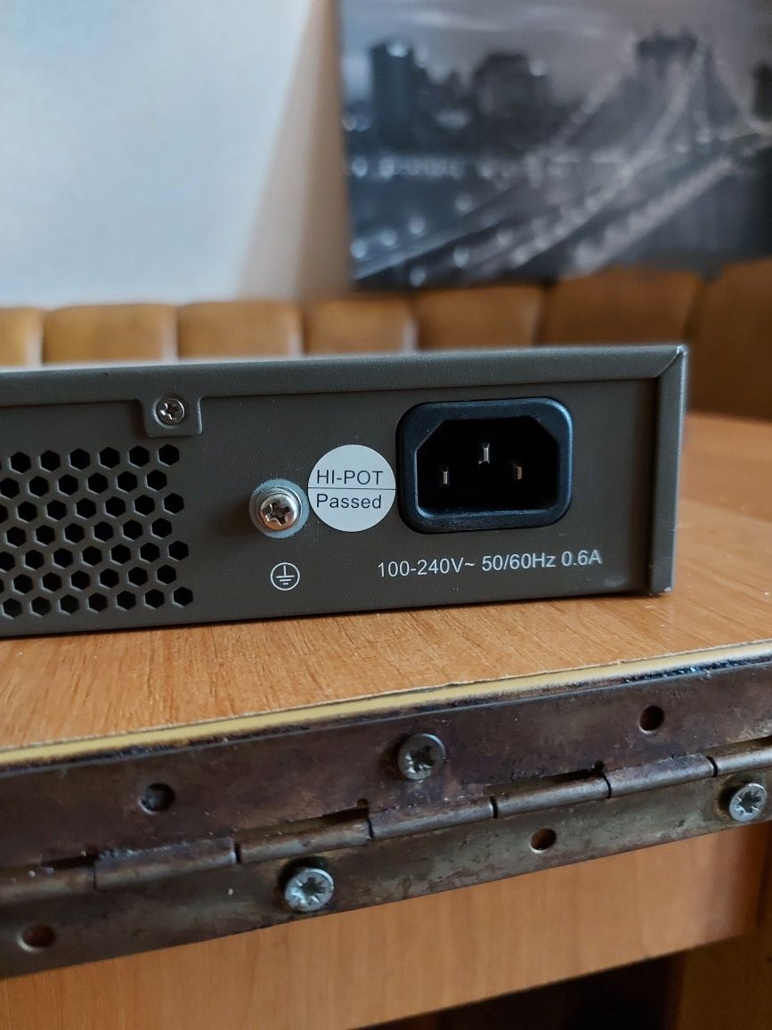 Cisco SF 300-24, D-link DSR 1000, TP link TL-SG1024D