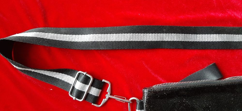 Torebka lakierowana czarna Bershka listonoszka srebrne drobinki