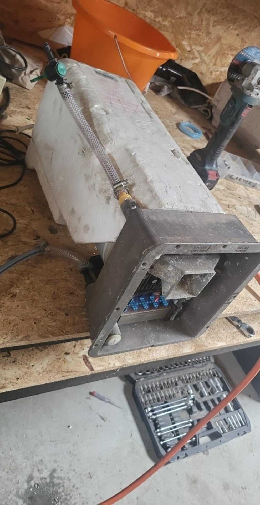 Bojler gazowo elektryczny Carver Cascade przyczepa kempingowa kamper