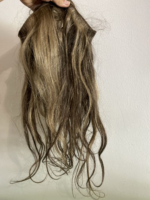 Cabelo humano costurado em rede
