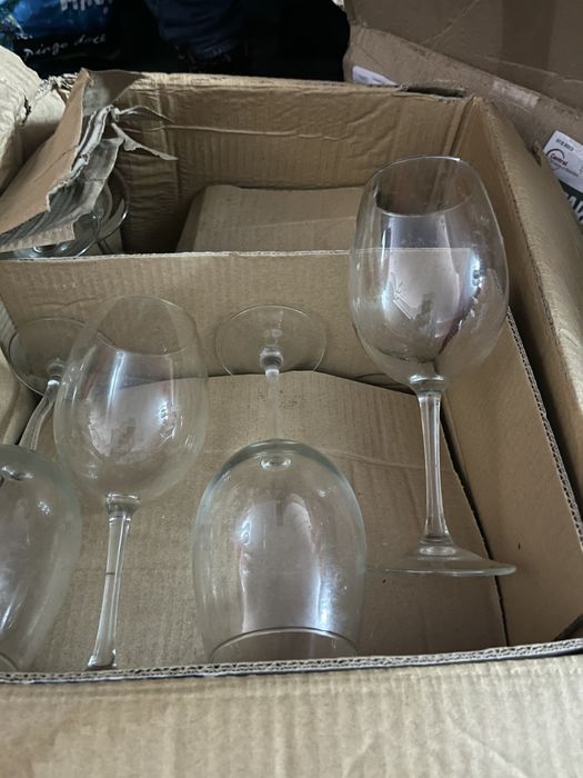 Recheio de loiça e copos