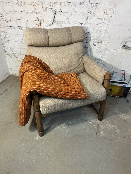 Piękny fotel drewniany tapicerowany beżowy kolor prl vintage retro