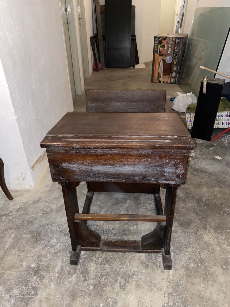 escrivaninha antiga com muitos arrumação