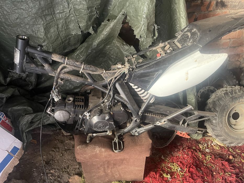 Rama xmotos z silnikiem, silnik na chodzie