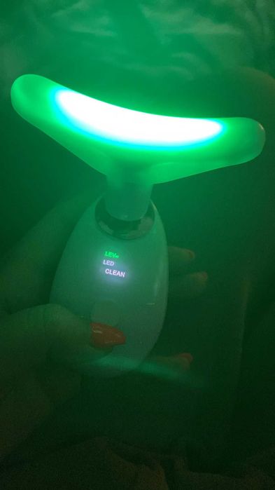 Massageador facial antirrugas com luz pulsada