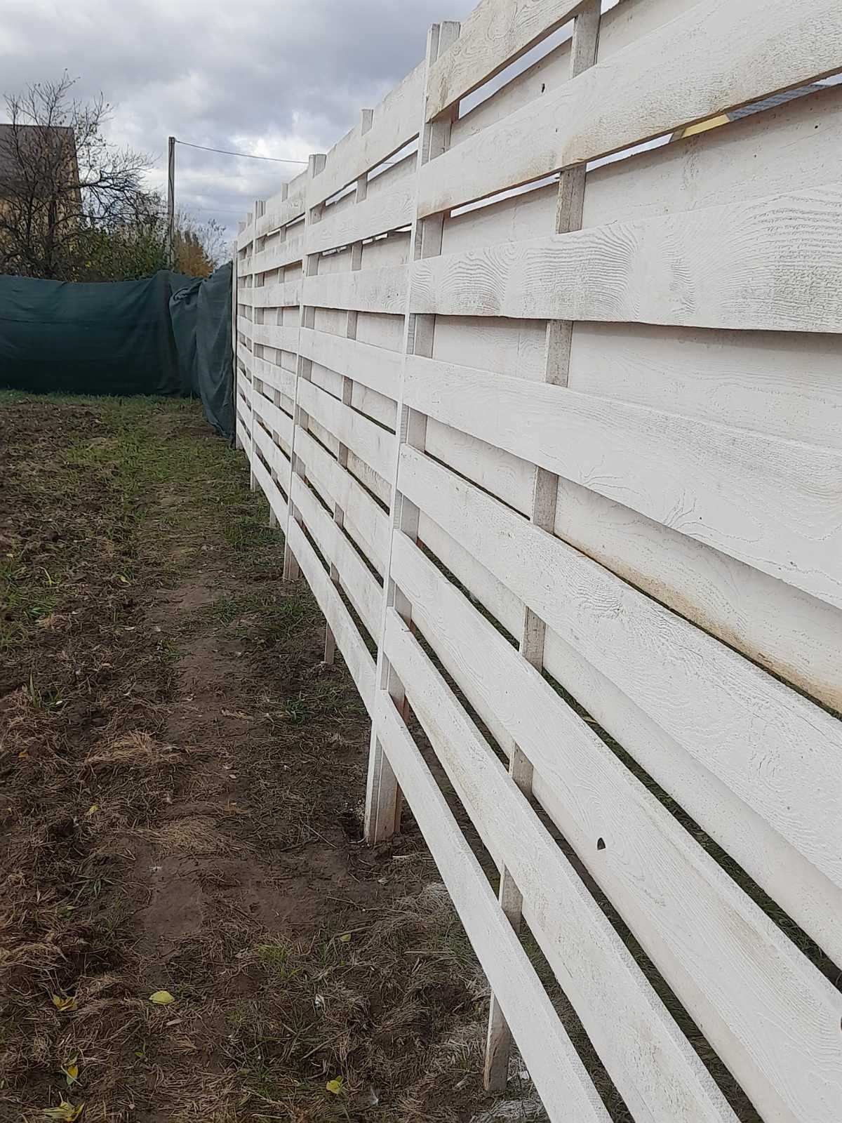 Забор деревяний.