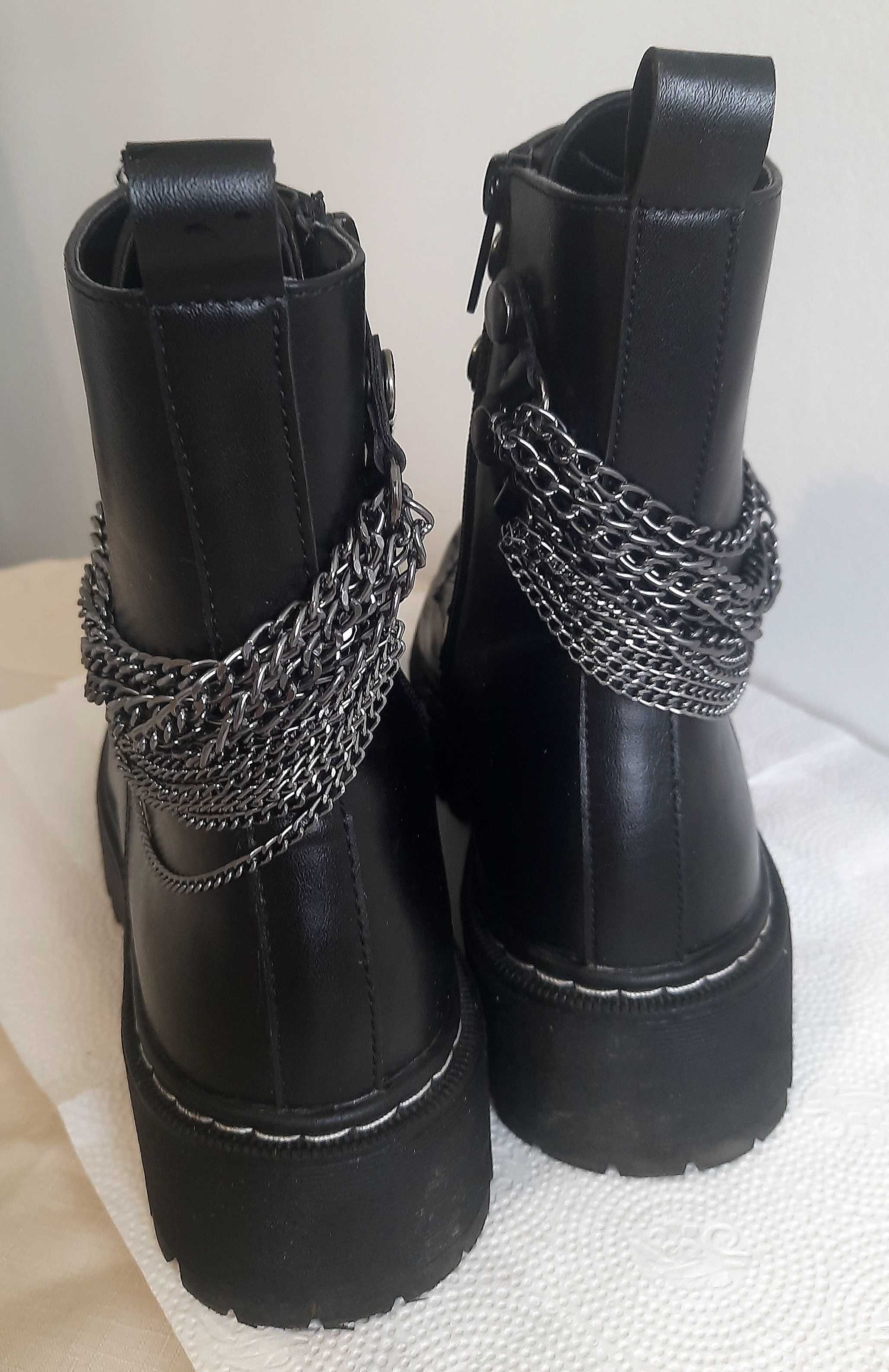Buty damskie, czarne trapery z ozdobnymi łańcuszkami r.40