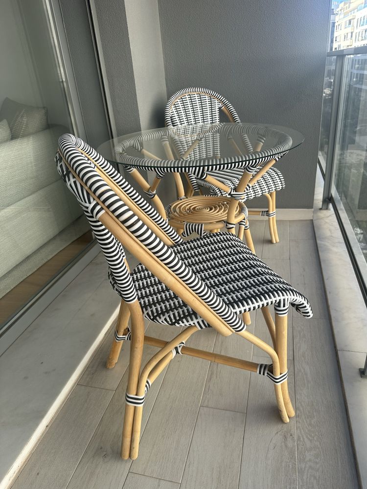 Conjunto de mesa e duas cadeiras