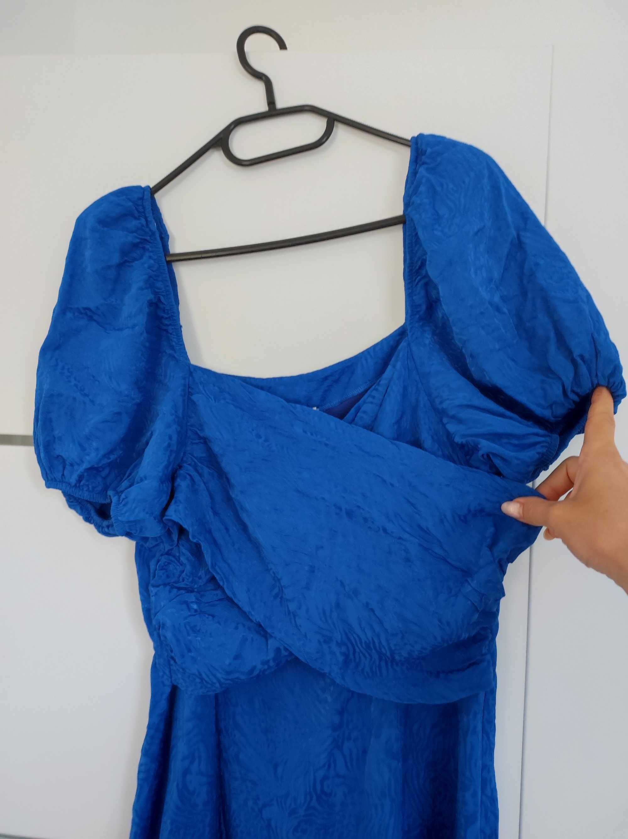 Piękna kobaltowa sukienka z bufkami