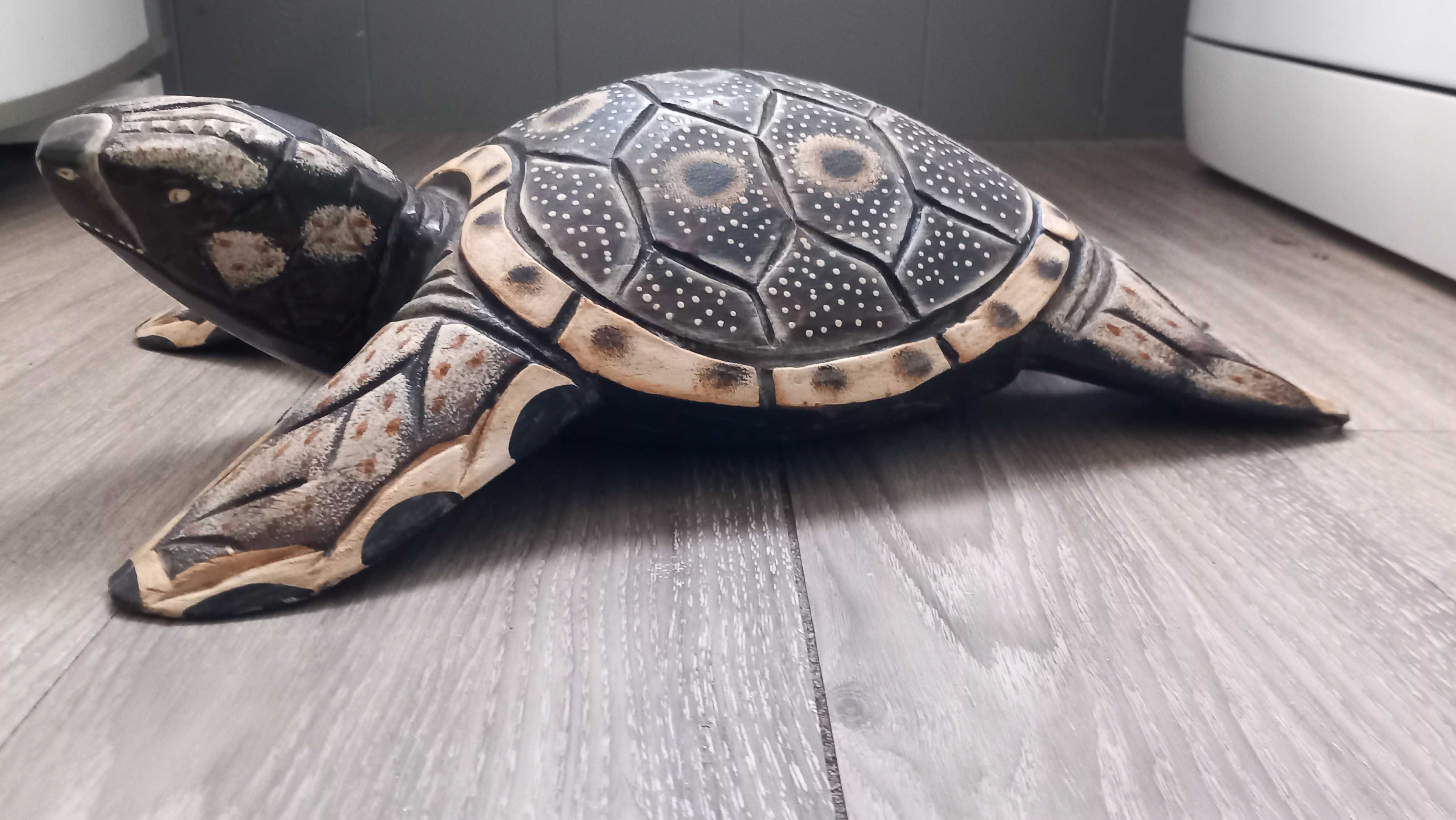 Tartaruga esculpida em madeira maciça com motivos africanos