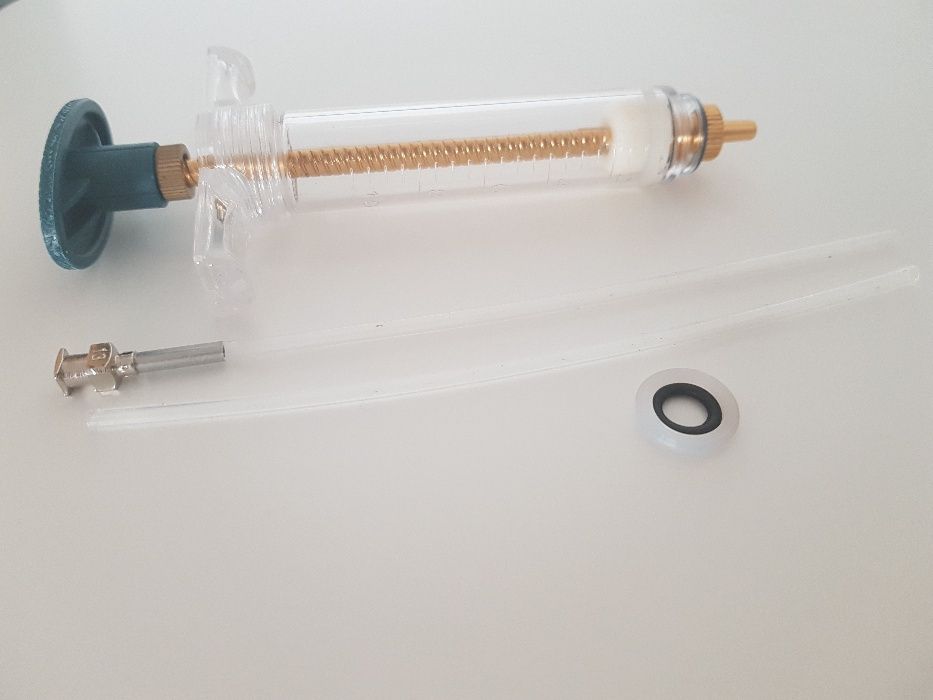 Seringa - criação de aves à mão