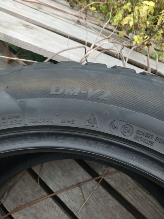 Резина зимова Bridgestone Blizzak DM-V2 285\50 R20