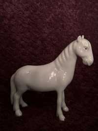 Porcelanowa figurka konia (1300)