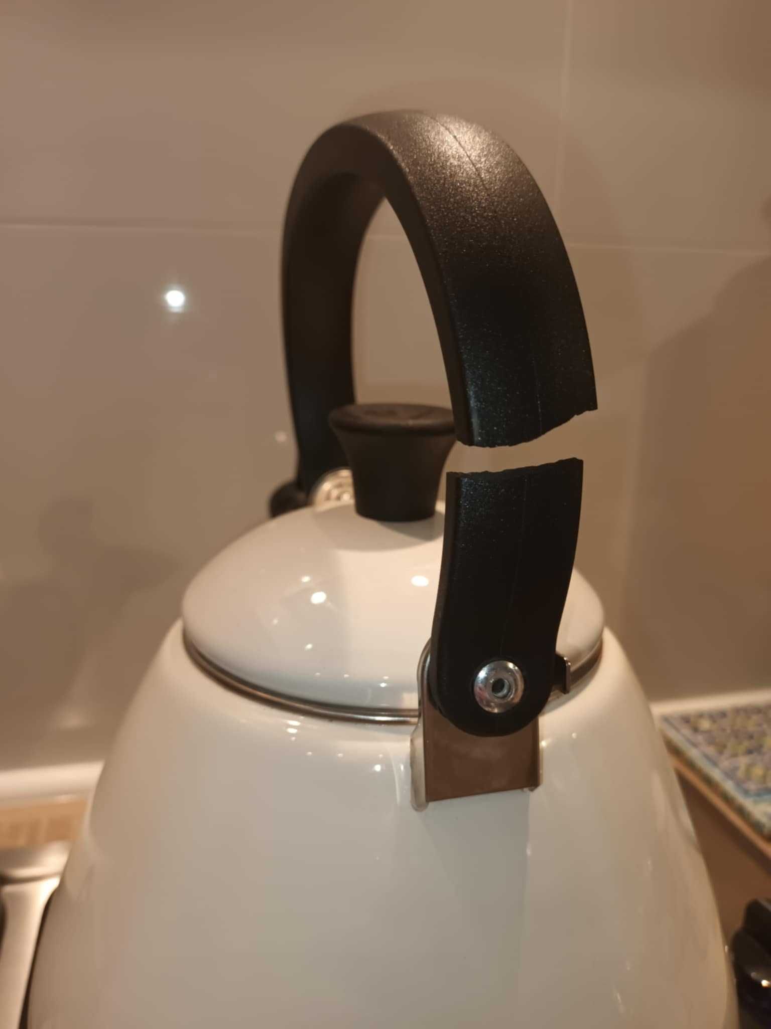 biały czajnik Le Creuset - Kone
